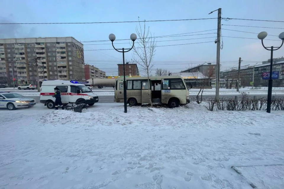 Маршрутка наехала на женщину и врезалась в ограждение.