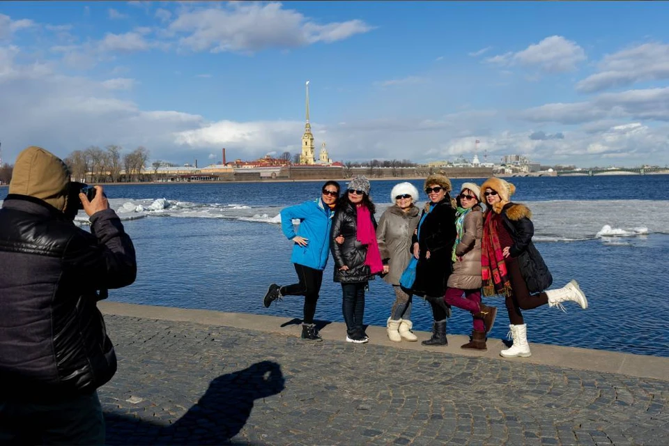 Китайские туристы в Петербурге теперь в диковинку.