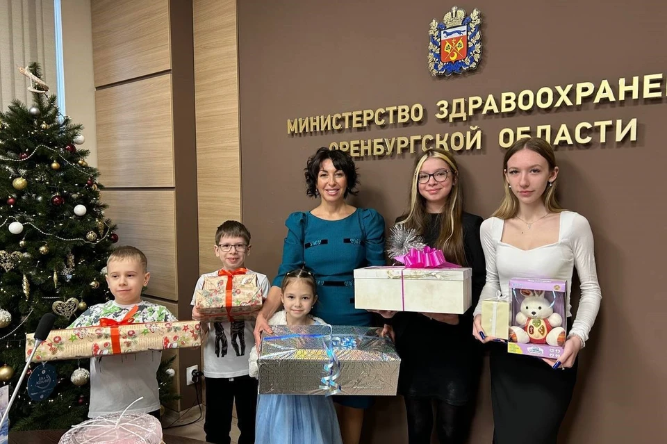 Татьяна Савинова вручила подарки шестилетней Кире, семилетнему Макару, девятилетнему Максиму, двенадцатилетней Софье и шестнадцатилетней Полине