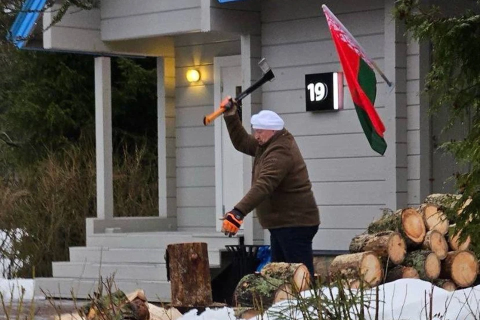 Президент снят в процессе - в теплой куртке, шапке и специальных перчатках