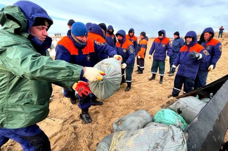 Последствия разлива мазута в Керченском проливе ликвидируют спасатели и волонтеры. Фото: МЧС России