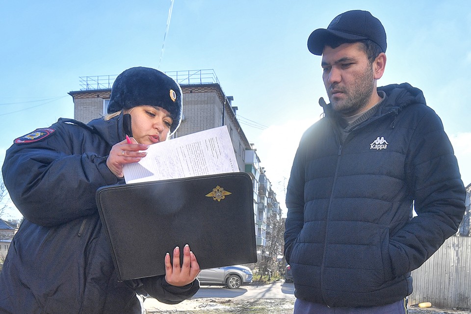 В России усилился контроль за мигрантами, а за продажу табака детям вводится «уголовка»: Владимир Путин подписал новые законы