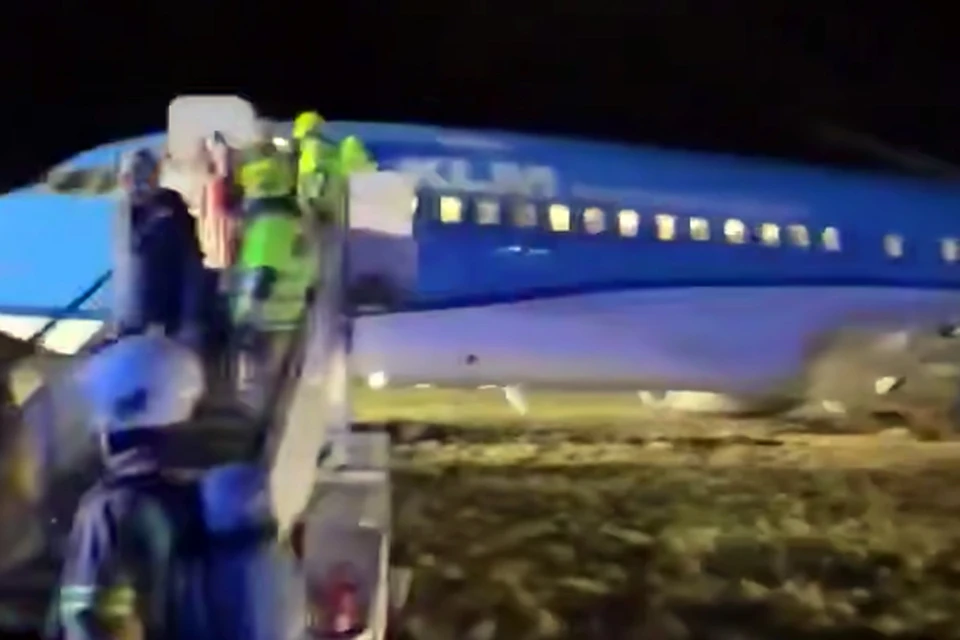 После приземления Boeing 737 выкатился за пределы взлетно-посадочной полосы