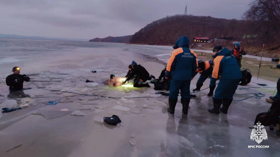 В Приморье семейная пара на машине провалилась под лед и погибла. Фото: тг МЧС России