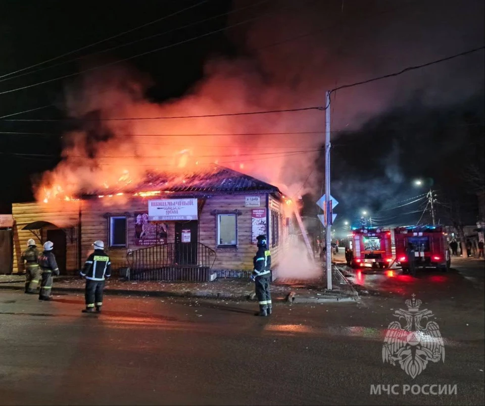 Пожар в шашлычной тушили 22 человека личного состава МЧС и 5 единиц техники.