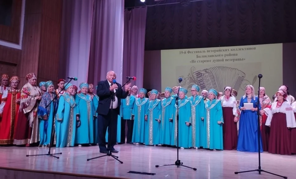 Василий Гриняк поблагодарил артистов и рукодельниц и пожелал им удачи. Фото: дворец.92.рф