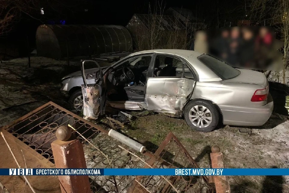 В Березе водитель снес забор и въехал во двор частного дома. Фото: УВД Брестского облисполкома.