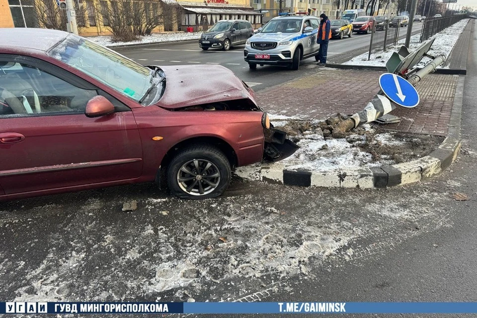 Водитель иномарки совершил наезд на светофорный объект в Минске. Фото: УГАИ ГУВД Мингорисполкома.