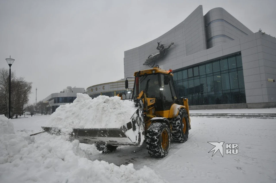 За сутки на уборку Екатеринбурга вышло 384 единицы спецтехники