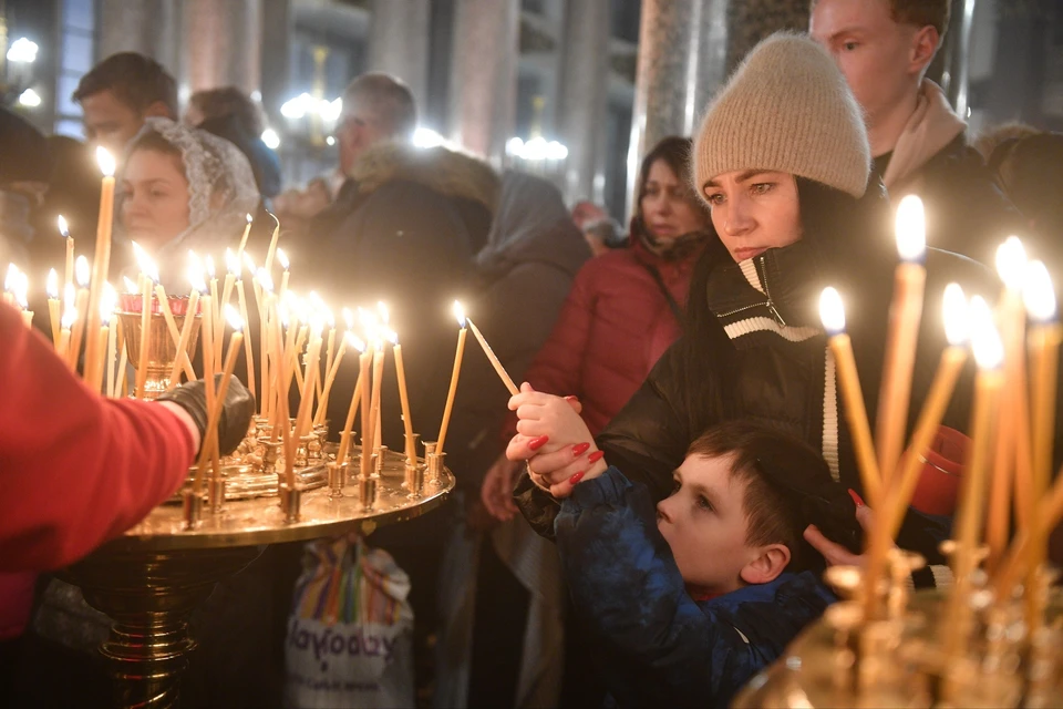 Показываем, как прошло главное Рождественское богослужение в Казанском соборе.