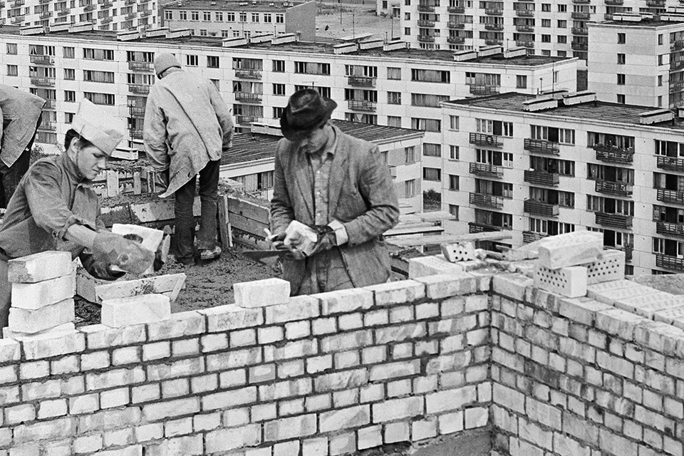 Возведение жилого массива, 1969 г. Фото: Николаев В., Фадеев Е./Фотохроника ТАСС