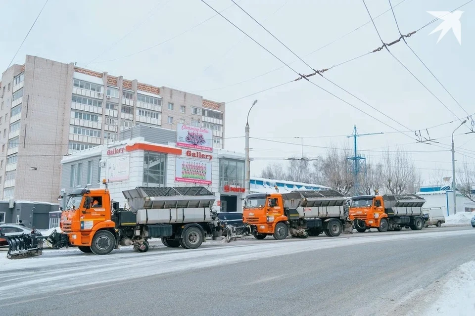 Дорожники расчищают магистрали и тротуары