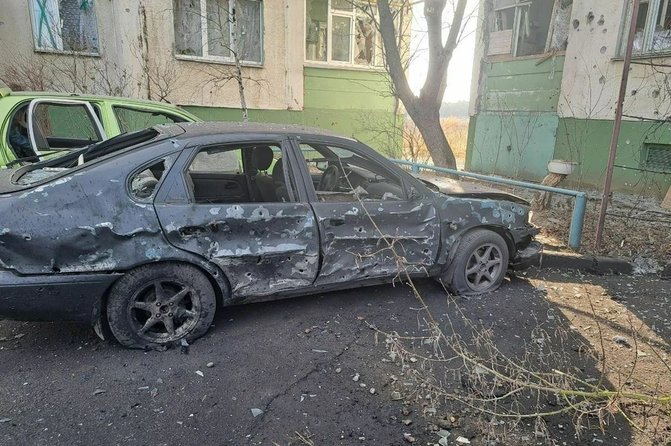 Осколками повредило машины во дворе. ФОТО: ТГ-канал Андрея Алексеенко.