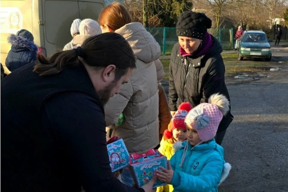 Юным жителям Новороссии вручили подарки к новогодним праздникам. Фото: Дмитрий Кротков/Vk