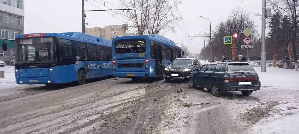 В центре Кемерова два автобуса попали в аварию.