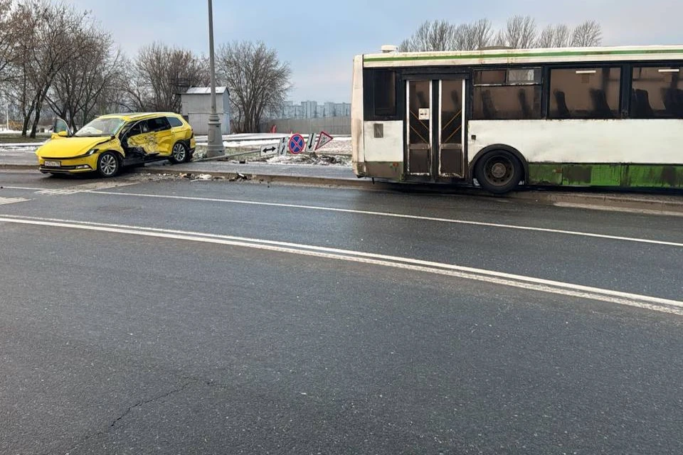 Три человека пострадали при столкновении автобуса и такси на юго-востоке Москвы