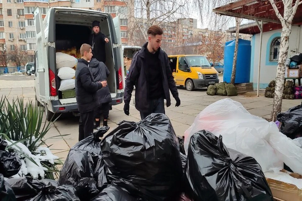 Православные волонтеры готовят большой груз к отправке на Херсонщину. Фото: Специальный гуманитарный центр Крымской митрополии