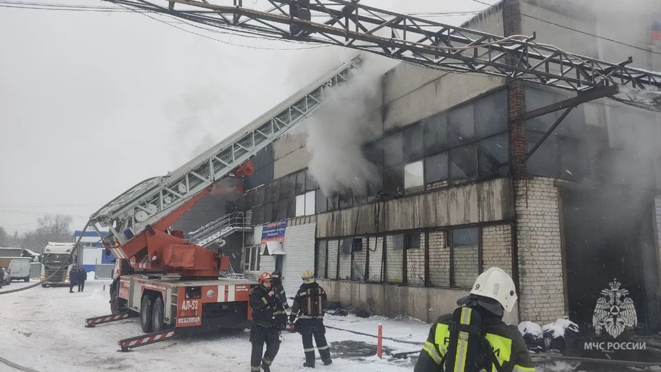 28 человек эвакуировались из горящего автосервиса в Нижнем Новгороде.