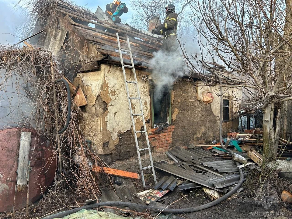 Дом чудом не загорелся. ФОТО: МЧС России