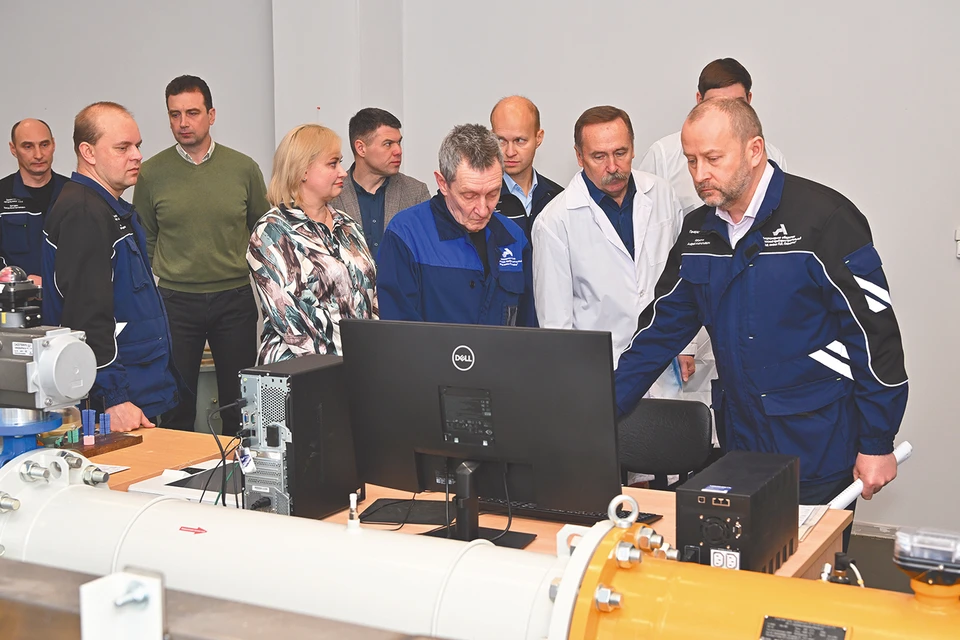 Работу нового оборудования проинспектировал генеральный директор АПЗ Андрей Капустин