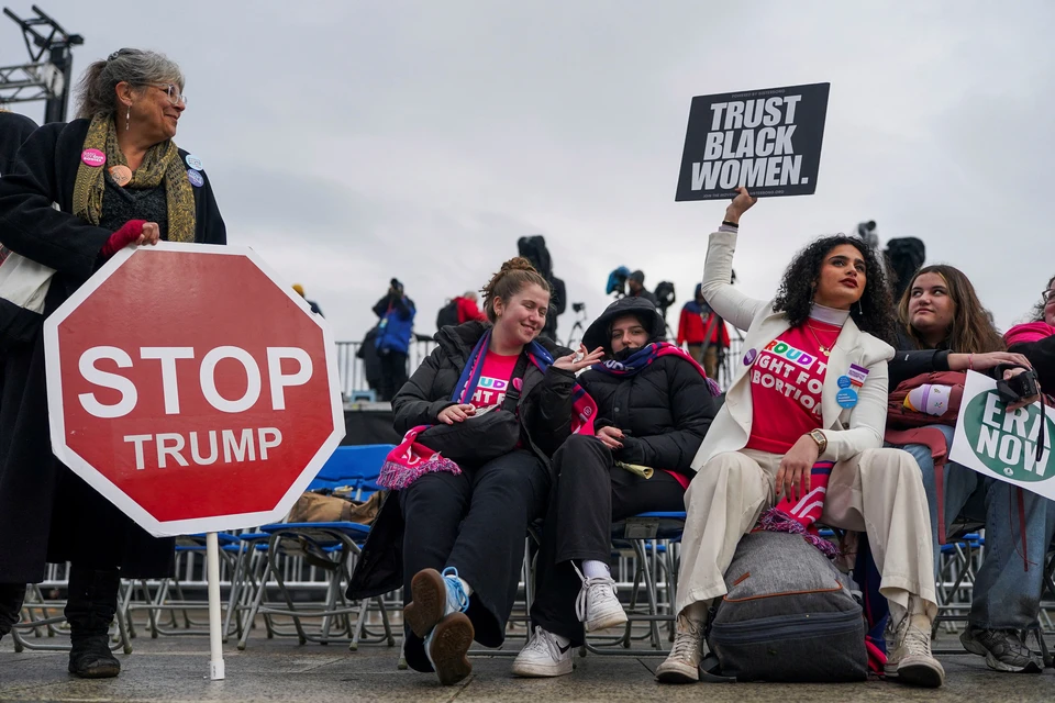 Тысячи жителей Вашингтона собрались в центре города на протест против Трампа