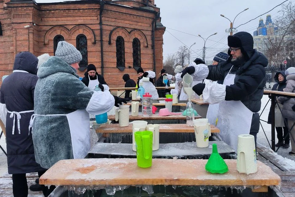 Около храма разливают святую воду.
