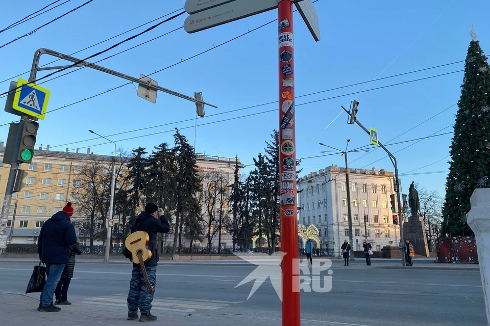 Фанатские группировки обклеили стикерами туристический указатель в центре Рязани.