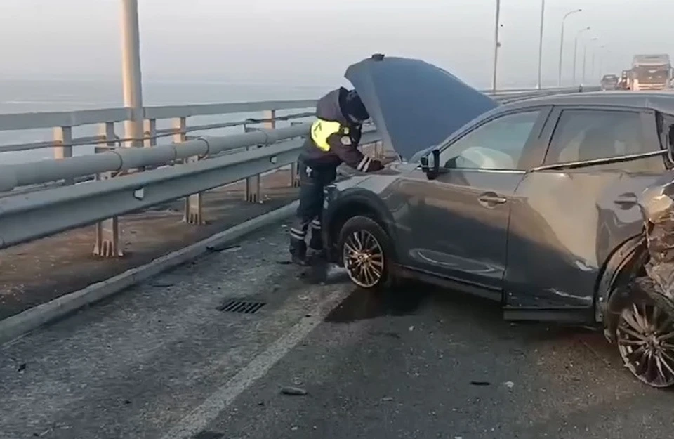 В результате аварии травмы получили водитель грузовика и семимесячный малыш, находившийся в легковом автомобиле. Фото: принтскрин видео пресс-службы УМВД России по Приморскому краю.