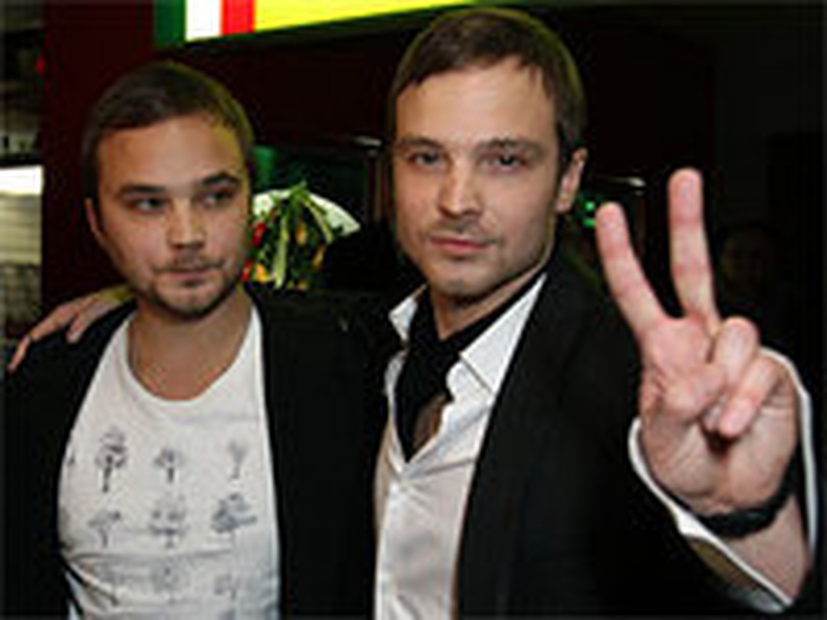 Пизда локте дейін қолы бар хардкор порно Әзірбайжандық оператормен жыныстық қатынас