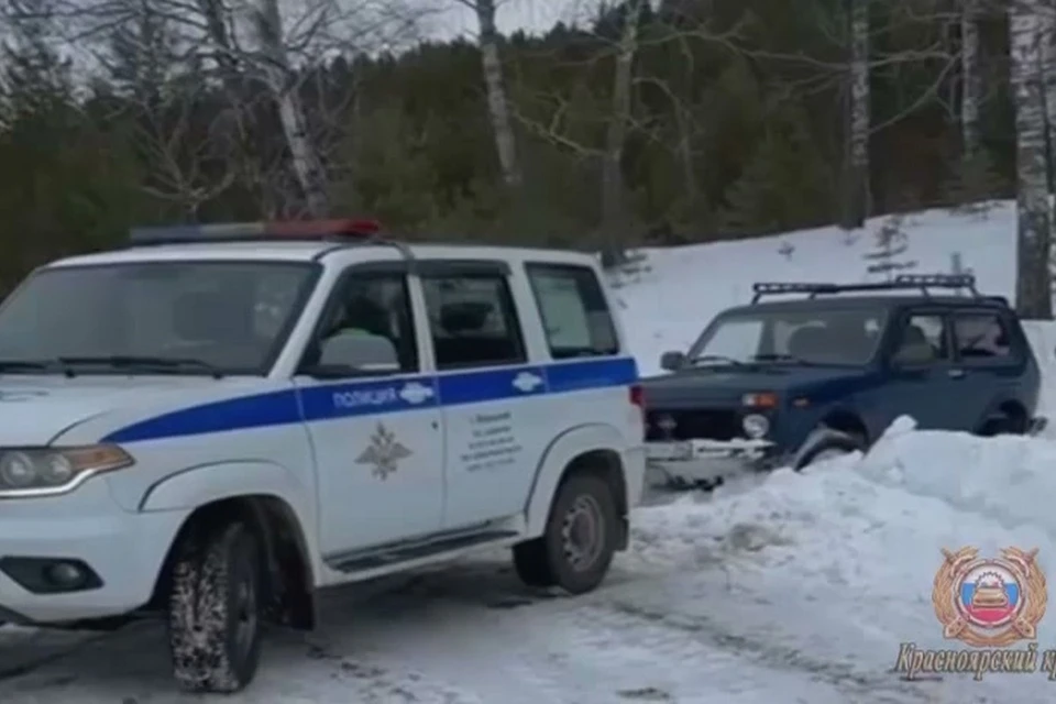 В Иланском районе рыбаки на «Ниве» оказались в снежном плену. Стоп-кадр видео