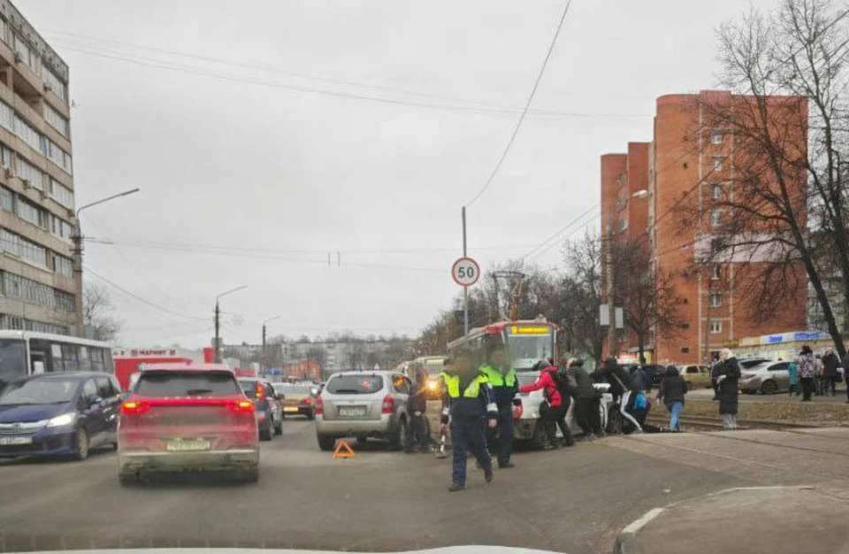 На улице Металлургов в Туле легковой автомобиль в результате ДТП вылетел на трамвайные пути. Фото: «Тула Жесть"