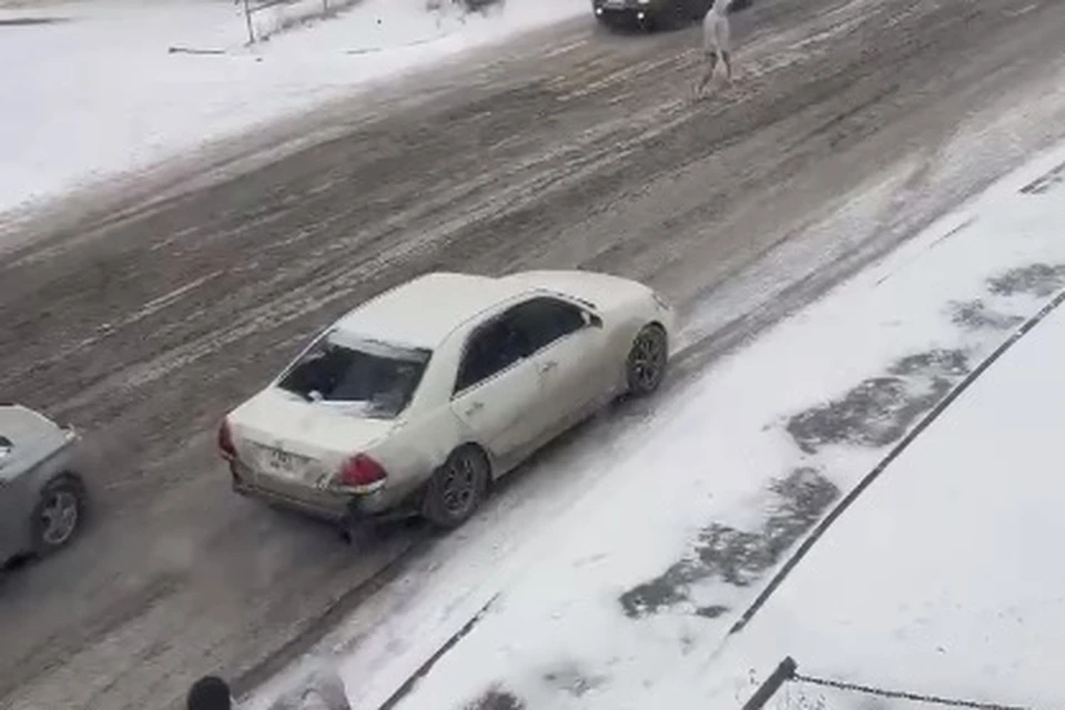 По словам автомобилистов, ситуация на дорогах непростая по всему городу. Фото: скриншот видео dps_kontrol125,.