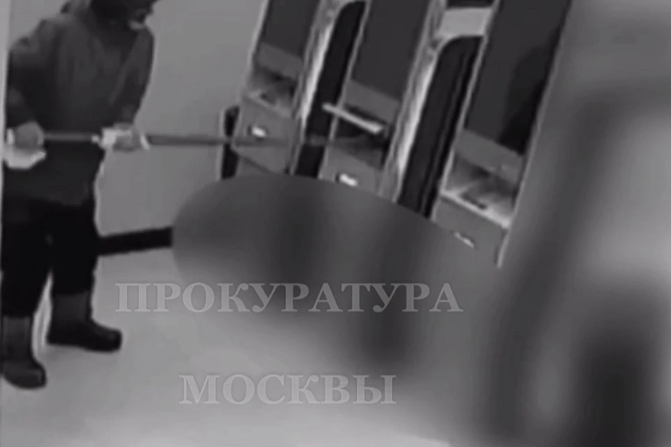 В Москве мужчина попытался взломать банкомат металлической трубой