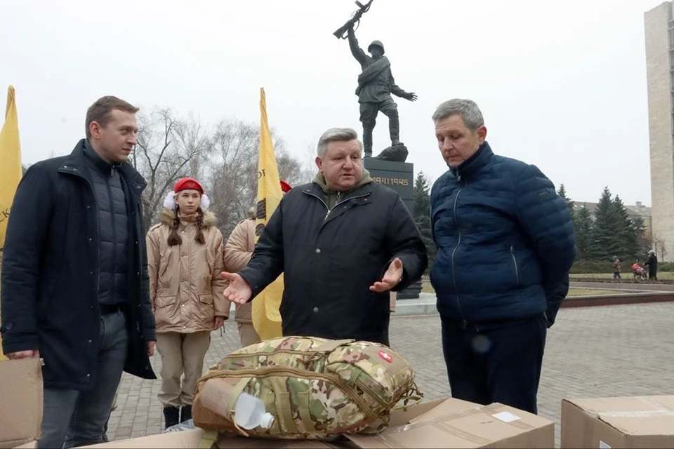 Вице-премьер ДНР Ежиков и зампред РВИО передали гумпомощь военнослужащим. Фото: ТГ/Ежиков