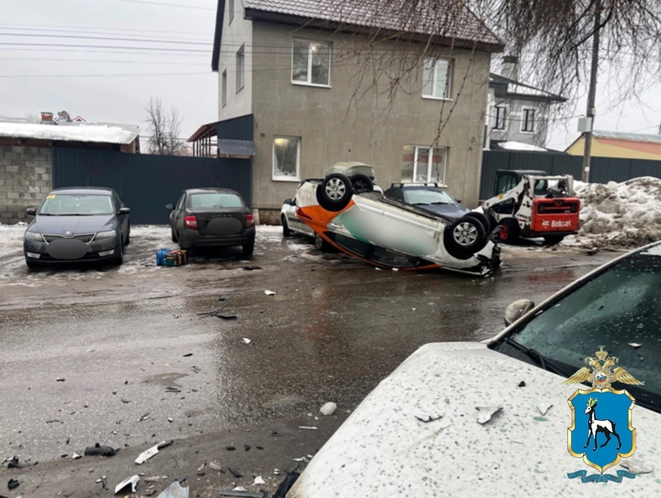 Автомобиль перевернулся на крышу. Фото: госавтоинспекция по региону