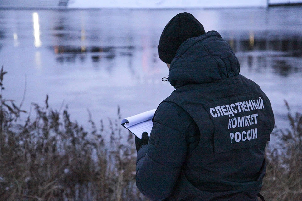 Следователь на берегу водоёма. Фото: СУ СКР по Тверской области.