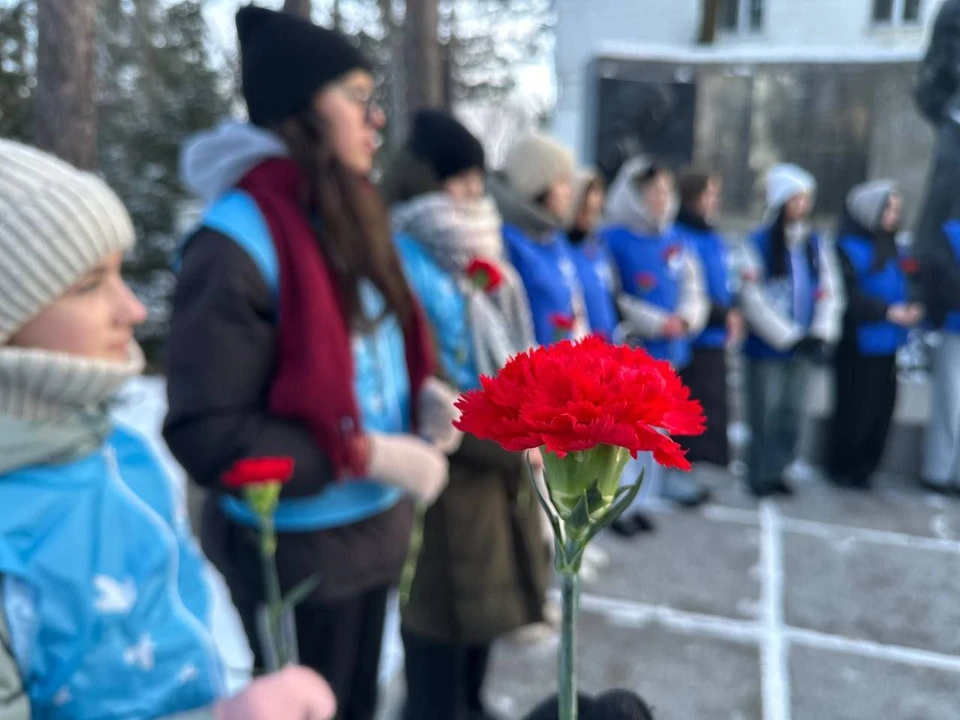 Активисты зажгли свечи в память о героизме советских солдат. Фото: «Волонтеры Победы» Кировский район