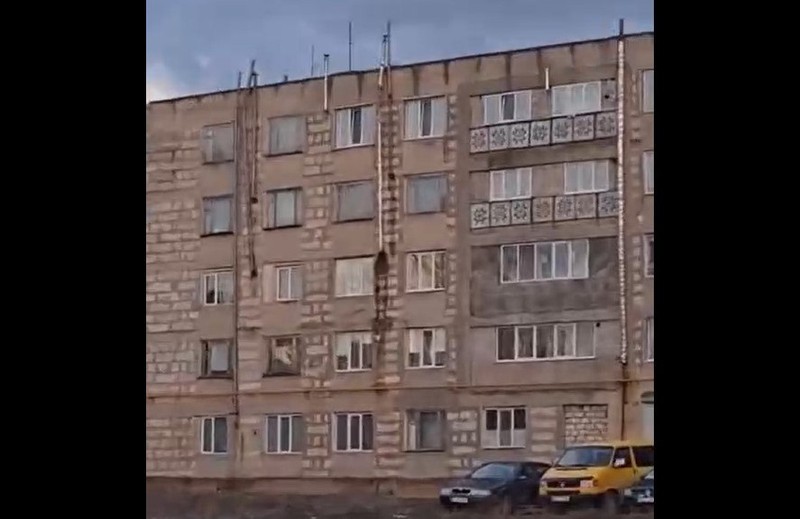В Молдове в многоэтажках люди обогреваются дровами. Фото: скриншот
