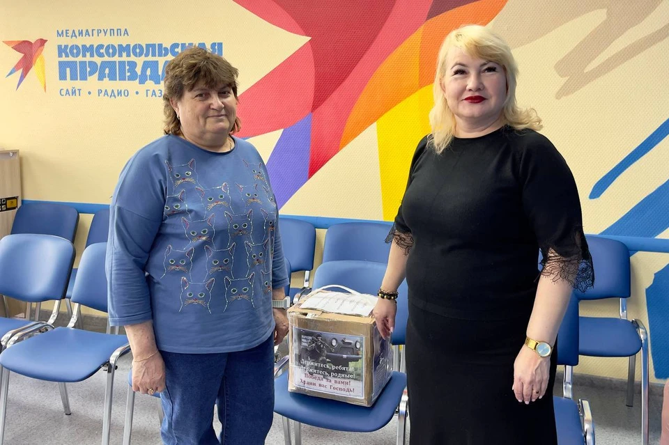 Надежда Кузнецова передала директору КП-Челябинск Екатерине Парфеновой посылку с гуманитарной помощью для бойцов СВО