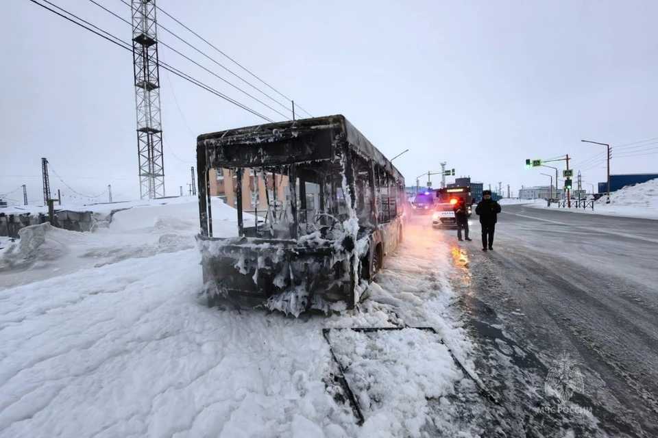 В Норильске полностью сгорел пассажирский автобус. Фото: МЧС