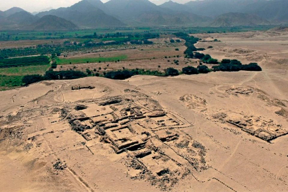 Археологи нашли древнюю пирамиду, которой около пяти тысяч лет. Фото: Jam Press/Caral Archaeological Zone