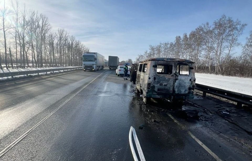 Сначала загорелся моторный отсек, а потом и весь автомобиль