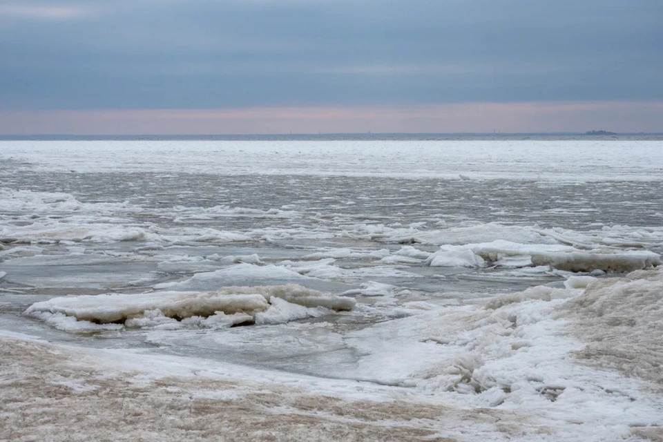 Мужчина чуть не утонул, провалившись под лед в водоеме в Ленобласти.