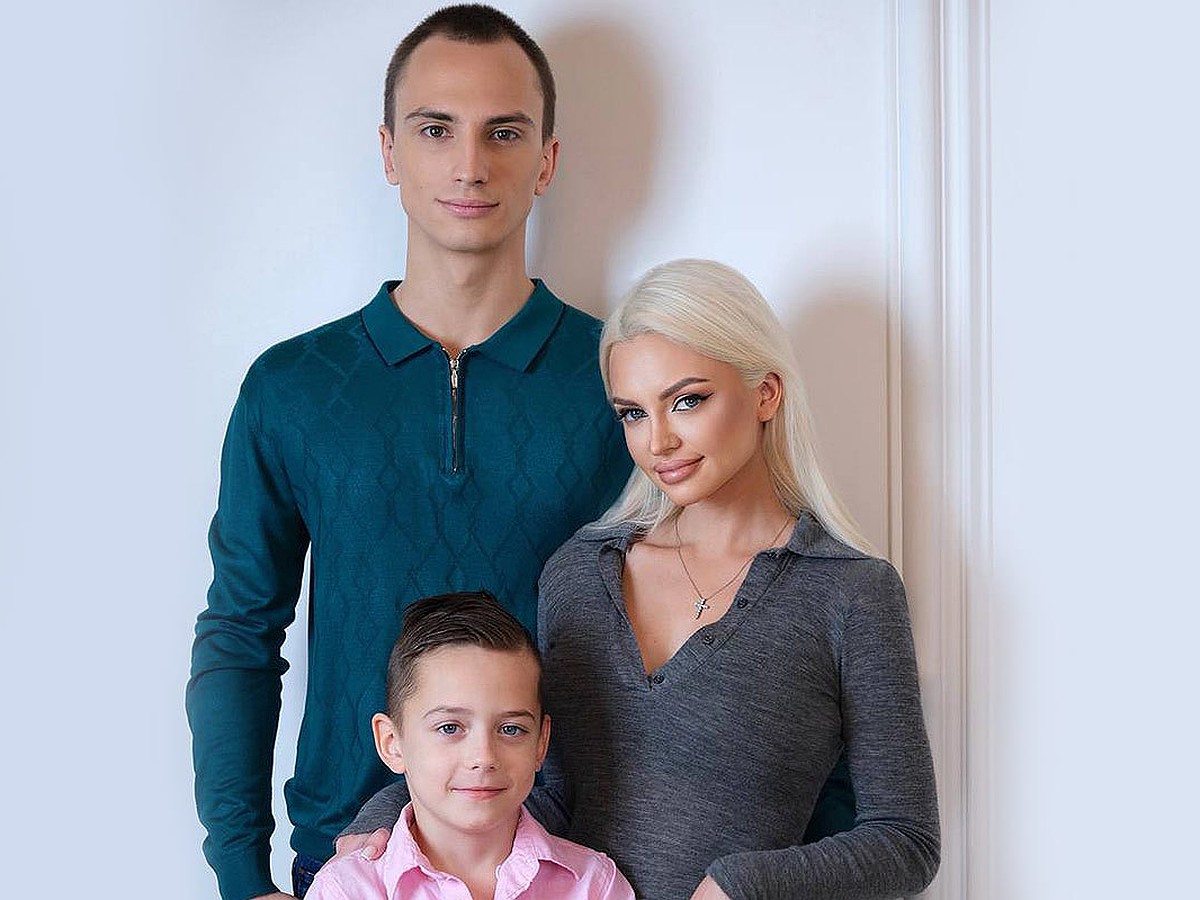 Бір топ қара жігіт кеуделі қара әйелге қарап тұр.