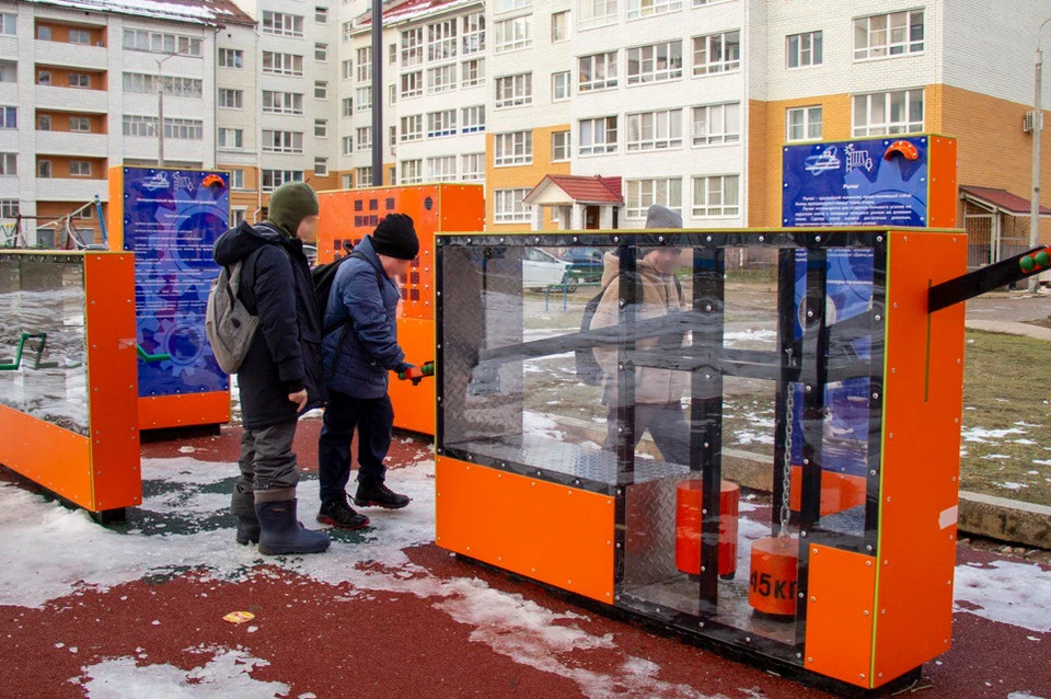 Площадка оснащена интересными тренажерами.