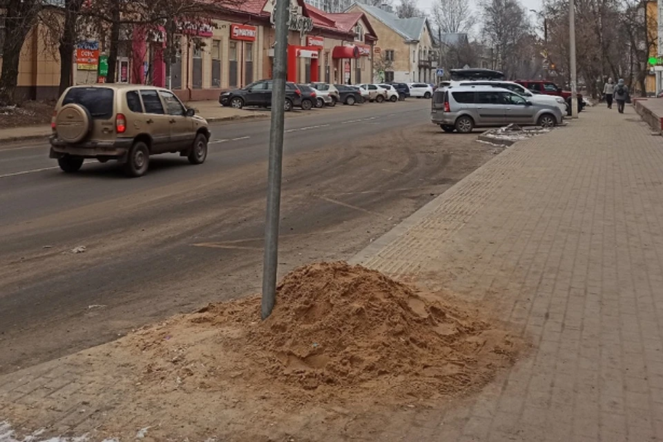 Кучки песка насыпали на улице Склизкова.