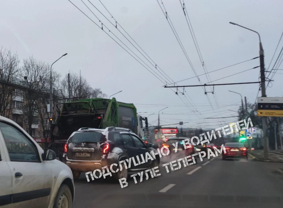 Сломавшийся мусоровоз парализовал движение в Туле на проспекте Ленина. Фото: телеграм-канал "Подслушано у водителей в Туле | Взаимопомощь".