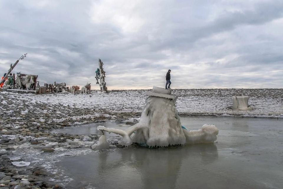 Побережье Новороссийска обледенело. Фото: Телеграм-канал Sega_Black_Sea