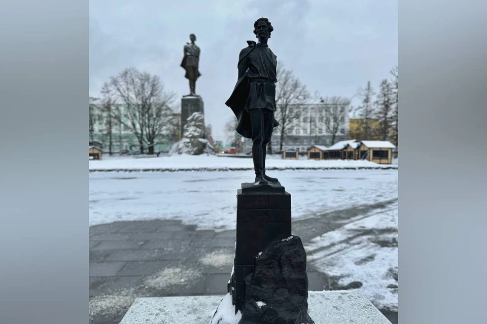 Вандалы вновь сломали мини-копию Горького в Нижнем Новгороде. Фото: телеграм-канал Юрия Шалабаева.