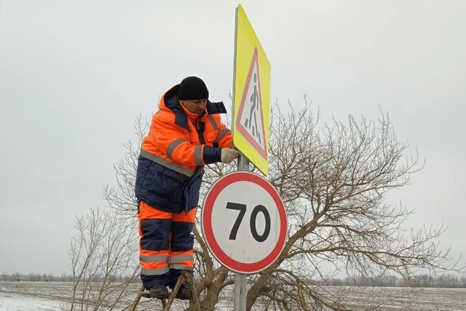 В регионе продолжается замена дорожных знаков, не соответствующих ГОСТу. Фото: министерство транспорта и развития транспортной инфраструктуры Херсонской области